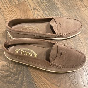 Tod’s Gommini suede moccasins loafers womens 37 ⭐️worn once⭐️  tan / taupe